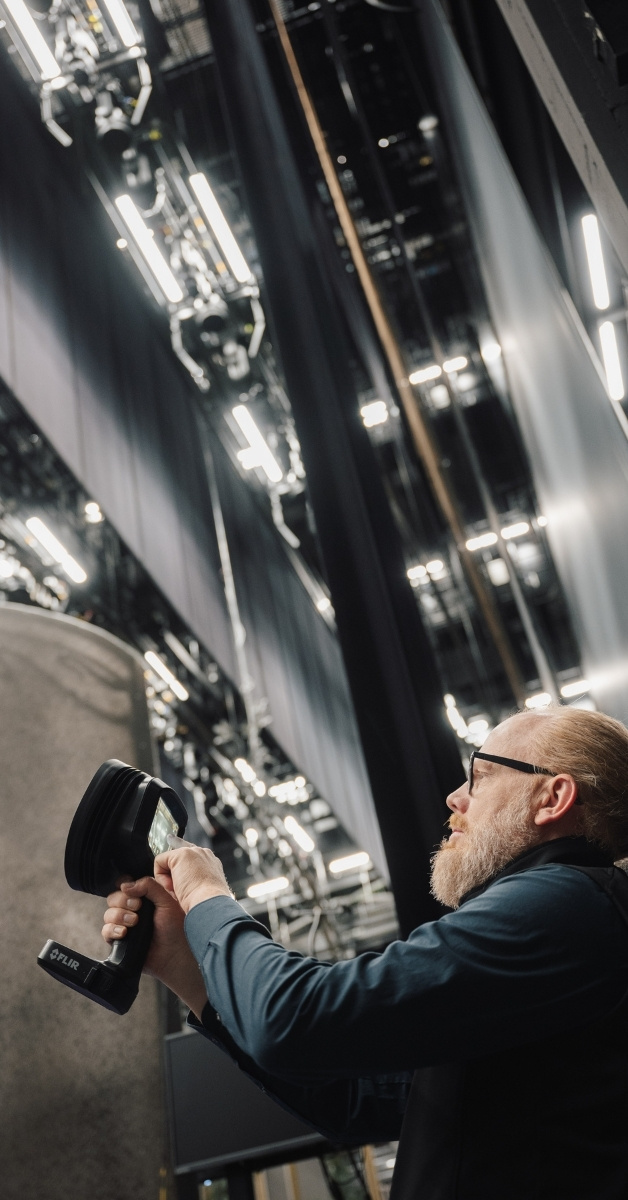 flir-si2-acoustic-camera-stage-maintenance-finnish-national-opera_628x1200.jpg